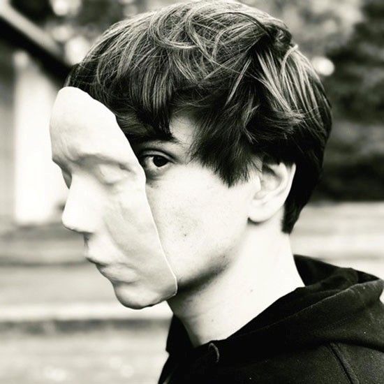 Junge im Maske