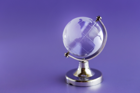 Symbolbild für den Programmbereich Fremdsprachen: Globus vor lila Hintergrund.